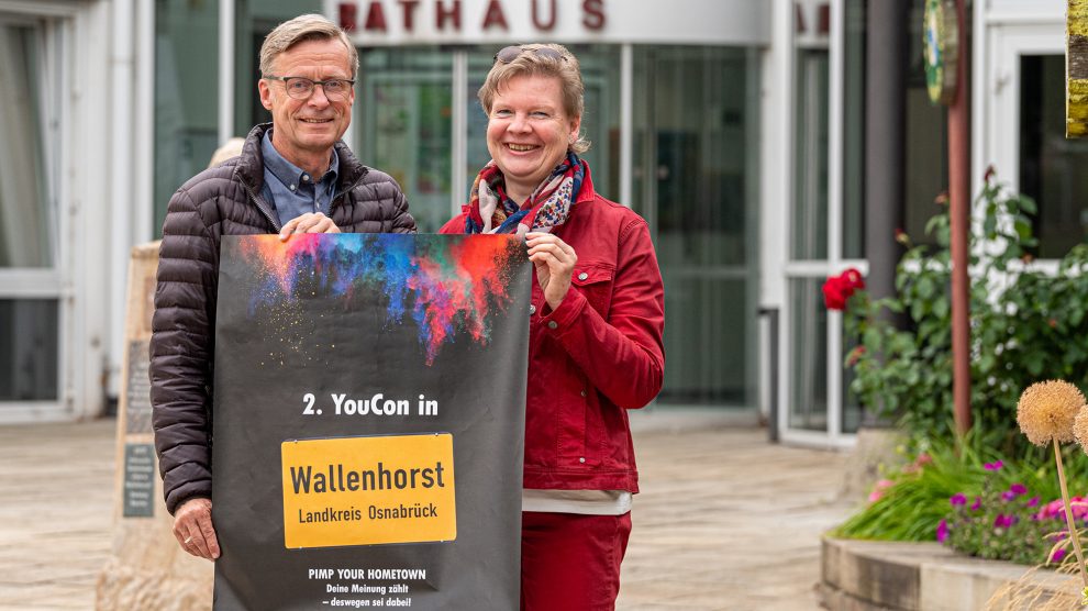 Wie sich die Jugendlichen ihren Ort künftig vorstellen, können sie auf der Wallenhorster Jugendkonferenz thematisieren. Bürgermeister Otto Steinkamp und Ursula Kocks (Fachbereich Bürgerservice und Soziales) laden dazu alle 14 bis 21-Jährigen herzlich ein. Foto: Gemeinde Wallenhorst / Thomas Remme