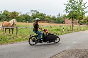 Lastenfahrräder eignen sich auch wunderbar als „Elterntaxi“ findet Vanessa Meyer-Uphaus. Foto: Gemeinde Wallenhorst / Thomas Remme