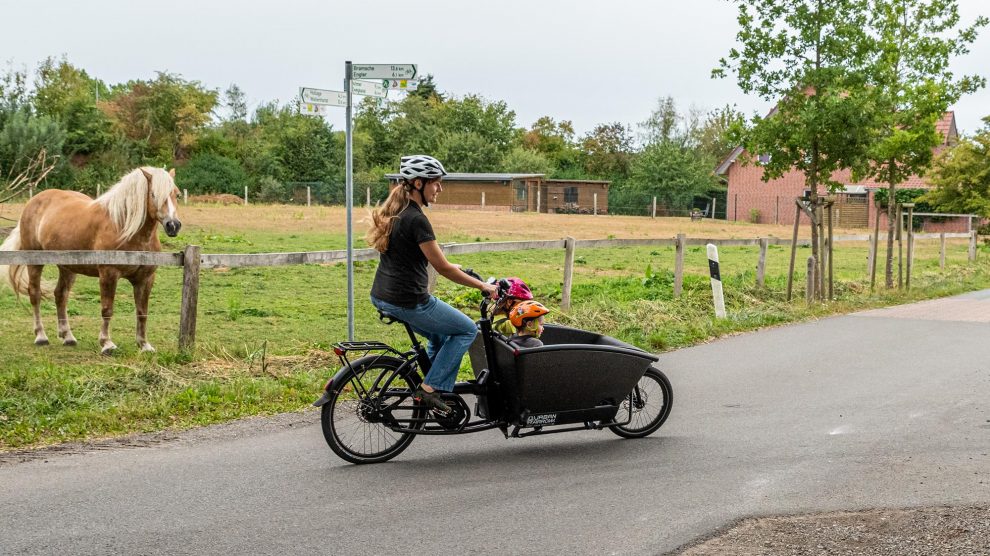 Lastenfahrräder eignen sich auch wunderbar als „Elterntaxi“ findet Vanessa Meyer-Uphaus. Foto: Gemeinde Wallenhorst / Thomas Remme