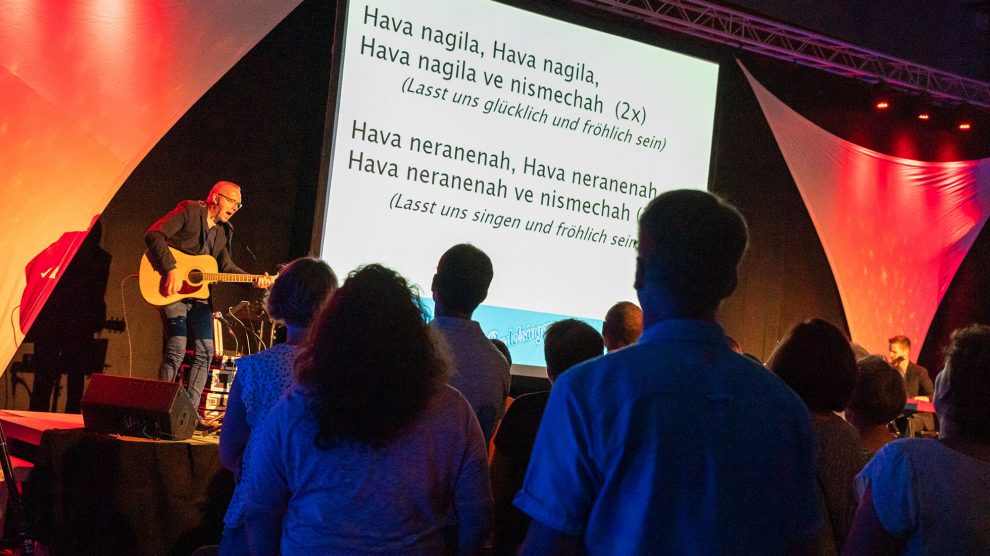 „Lasst uns singen und fröhlich sein“ – die Zeile aus „Hava nagila“ stellt quasi das Motto des Rudelsingens dar. Foto: Gemeinde Wallenhorst / Thomas Remme