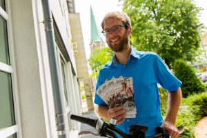 Wallenhorsts Klimaschutzmanager Stefan Sprenger lädt zum Stadtradeln ein. Ein Flyer, der an alle Haushalte verteilt wird und in einigen Geschäften ausliegt, informiert über die Details der Aktion. Foto: Gemeinde Wallenhorst / André Thöle