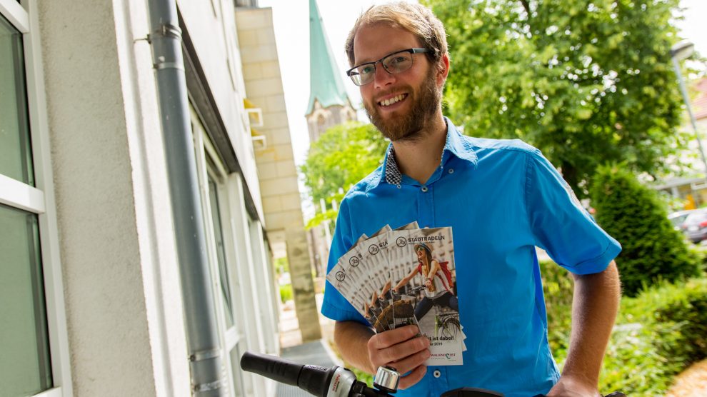 Wallenhorsts Klimaschutzmanager Stefan Sprenger lädt zum Stadtradeln ein. Ein Flyer, der an alle Haushalte verteilt wird und in einigen Geschäften ausliegt, informiert über die Details der Aktion. Foto: Gemeinde Wallenhorst / André Thöle