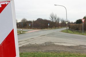 Da die Kreuzung Pyer Kirchweg / Am Pingelstrang / Stüvestraße zu einem Kreisverkehr umgebaut wird, wird der Bereich ab Montag, 16. September, voll gesperrt. Fotomontage: Rothermundt / Wallenhorster.de