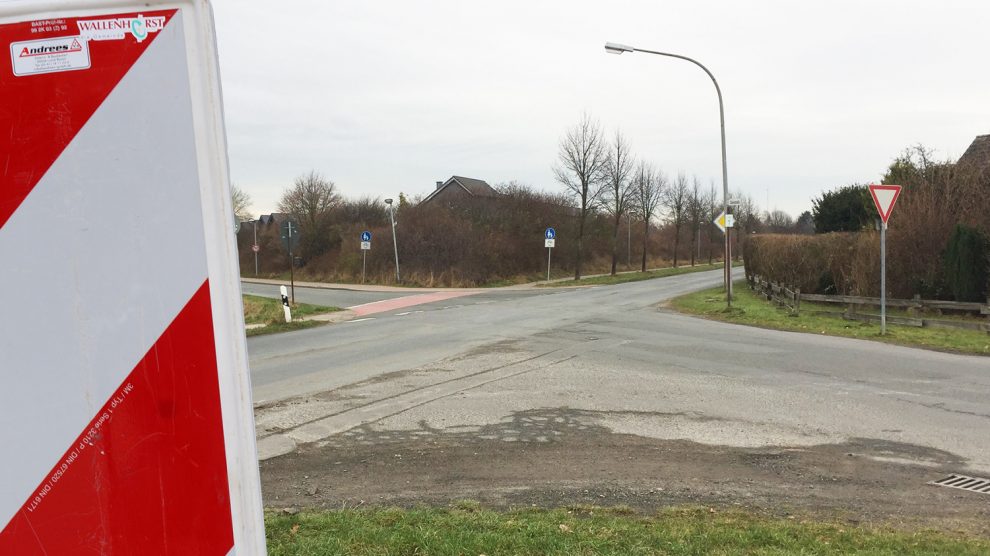 Da die Kreuzung Pyer Kirchweg / Am Pingelstrang / Stüvestraße zu einem Kreisverkehr umgebaut wird, wird der Bereich ab Montag, 16. September, voll gesperrt. Fotomontage: Rothermundt / Wallenhorster.de