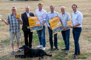 Ortstermin mit Michael Hellweg (2.v.r., Clean Fotostudio), der die Luftaufnahme für das Plakat zur Wallenhorster Gewerbeschau zur Verfügung gestellt hat (v.l.): Wirtschaftsförderer Frank Jansing (2.v.l.), Hans-Jürgen Klumpe, René Sutthoff und Stefan Ludwig (alle Wir für Wallenhorst) und Sascha Bartsch (Agentur Bartsch). Foto: Timo Meyer / Clean Fotostudio