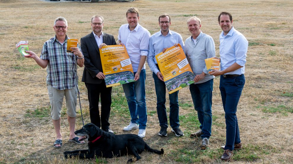 Ortstermin mit Michael Hellweg (2.v.r., Clean Fotostudio), der die Luftaufnahme für das Plakat zur Wallenhorster Gewerbeschau zur Verfügung gestellt hat (v.l.): Wirtschaftsförderer Frank Jansing (2.v.l.), Hans-Jürgen Klumpe, René Sutthoff und Stefan Ludwig (alle Wir für Wallenhorst) und Sascha Bartsch (Agentur Bartsch). Foto: Timo Meyer / Clean Fotostudio