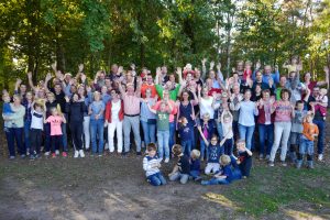 Der älteste Familienkreis der Kolpingsfamilie Hollage feiert mit drei Generationen sein 40-jähriges Jubiläum an der Hollager Mühle. Foto: Kolpingsfamilie Hollage