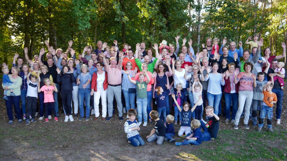 Der älteste Familienkreis der Kolpingsfamilie Hollage feiert mit drei Generationen sein 40-jähriges Jubiläum an der Hollager Mühle. Foto: Kolpingsfamilie Hollage