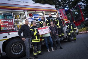 500 Euro wurden per Scheck am Montag symbolisch an die Freiwillige Feuerwehr Wallenhorst überreicht. Foto: Clean Fotostudio