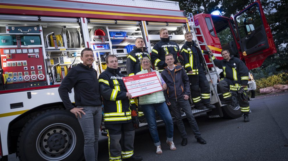 500 Euro wurden per Scheck am Montag symbolisch an die Freiwillige Feuerwehr Wallenhorst überreicht. Foto: Clean Fotostudio