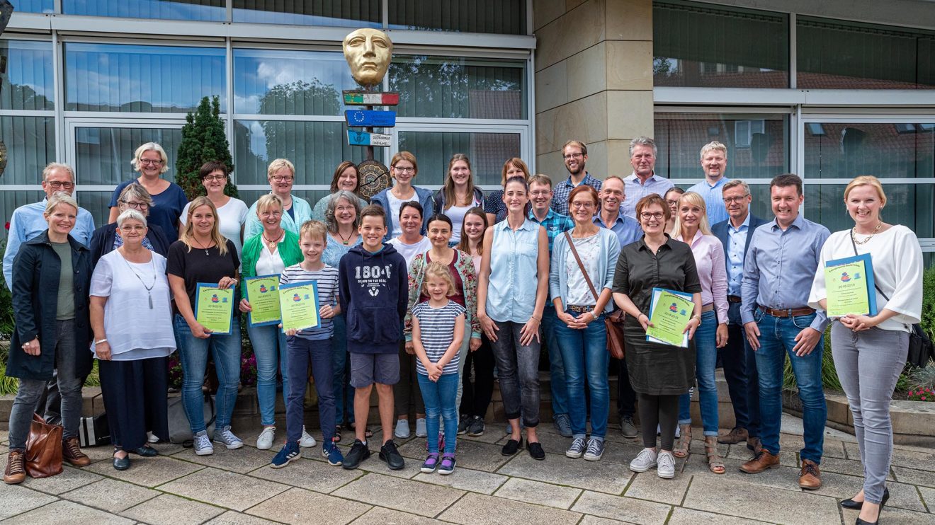 Für ihre Klimaschutzprojekte zeichnet die Gemeinde Wallenhorst ihre Grundschulen und Kindergärten mit Urkunden und Prämien aus. Foto: Gemeinde Wallenhorst / Thomas Remme