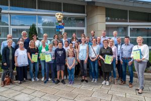 Für ihre Klimaschutzprojekte zeichnet die Gemeinde Wallenhorst ihre Grundschulen und Kindergärten mit Urkunden und Prämien aus. Foto: Gemeinde Wallenhorst / Thomas Remme