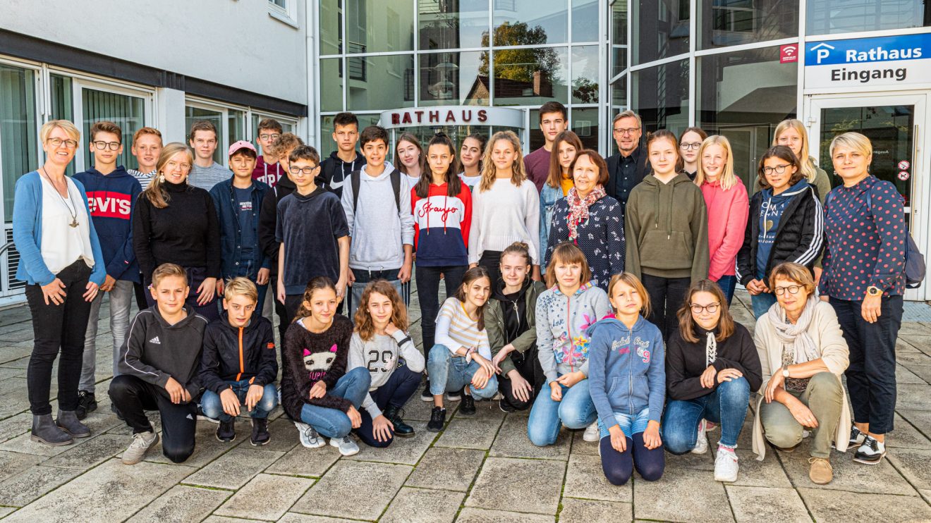 Gruppenfoto vor dem Rathaus. Foto: Gemeinde Wallenhorst / Thomas Remme