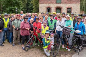 Etwa 50 Radlerinnen und Radler eröffnen die Hufeisen-Route im Rahmen des Stadtradeln-Auftakts 2019. Foto: Gemeinde Wallenhorst / Thomas Remme