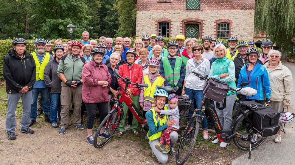 Etwa 50 Radlerinnen und Radler eröffnen die Hufeisen-Route im Rahmen des Stadtradeln-Auftakts 2019. Foto: Gemeinde Wallenhorst / Thomas Remme