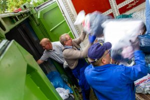 Aktive der Kolpingsfamilie Hollage verladen die gesammelten Altkleider in einen Lkw. Foto: André Thöle