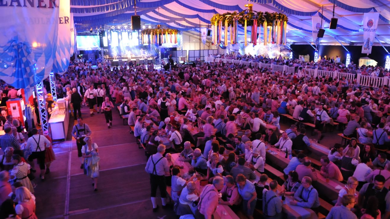 Blick von der Empore in das insgesamt über 5.000 Quadratmeter große Festzelt aus dem Jahr 2019. Foto: Markus Böwer / Kolpingsfamilie Hollage