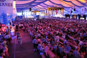 Blick von der Empore in das insgesamt über 5.000 Quadratmeter große Festzelt aus dem Jahr 2019. Foto: Markus Böwer / Kolpingsfamilie Hollage