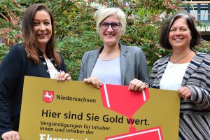 Werbung für Bewerbungen (von links): Ulrike Bockhorst und Katja Hinners (beide Landkreis Osnabrück) sowie Katja Rauer (Freiwilligenagentur der Stadt Melle) trommeln für die Ehrenamtskarte, die am 4. Dezember zum 25. Mal verliehen wird. Foto: Landkreis Osnabrück/Henning Müller-Detert