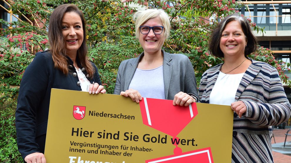 Werbung für Bewerbungen (von links): Ulrike Bockhorst und Katja Hinners (beide Landkreis Osnabrück) sowie Katja Rauer (Freiwilligenagentur der Stadt Melle) trommeln für die Ehrenamtskarte, die am 4. Dezember zum 25. Mal verliehen wird. Foto: Landkreis Osnabrück/Henning Müller-Detert