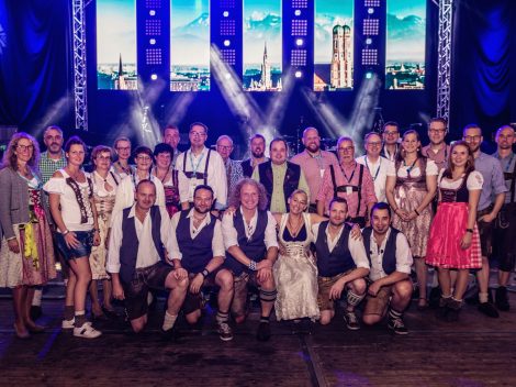 Das Orga-Team und die Münchner Band 089 beim Hollager Oktoberfest 2019. Foto: Dominik Kluge für Wallenhorster.de