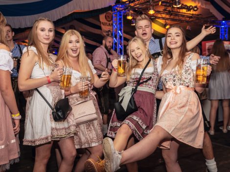 Beste Stimmung beim Hollager Oktoberfest 2019. Foto: Dominik Kluge für Wallenhorster.de