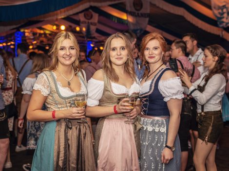 Beste Stimmung beim Hollager Oktoberfest 2019. Foto: Dominik Kluge für Wallenhorster.de