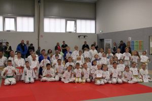 Die 50 Teilnehmer bei den diesjährigen Judo-Vereinsmeisterschaften in Hollage. Foto: Blau-Weiss Hollage