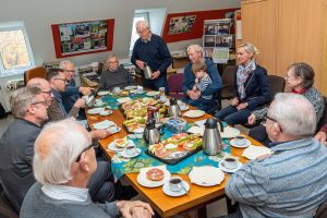 Bürgermeister Otto Steinkamp bedankt sich mit einem gemeinsamen Frühstück bei den ehrenamtlich Aktiven der Archivgruppe. Foto: Gemeinde Wallenhorst / Thomas Remme