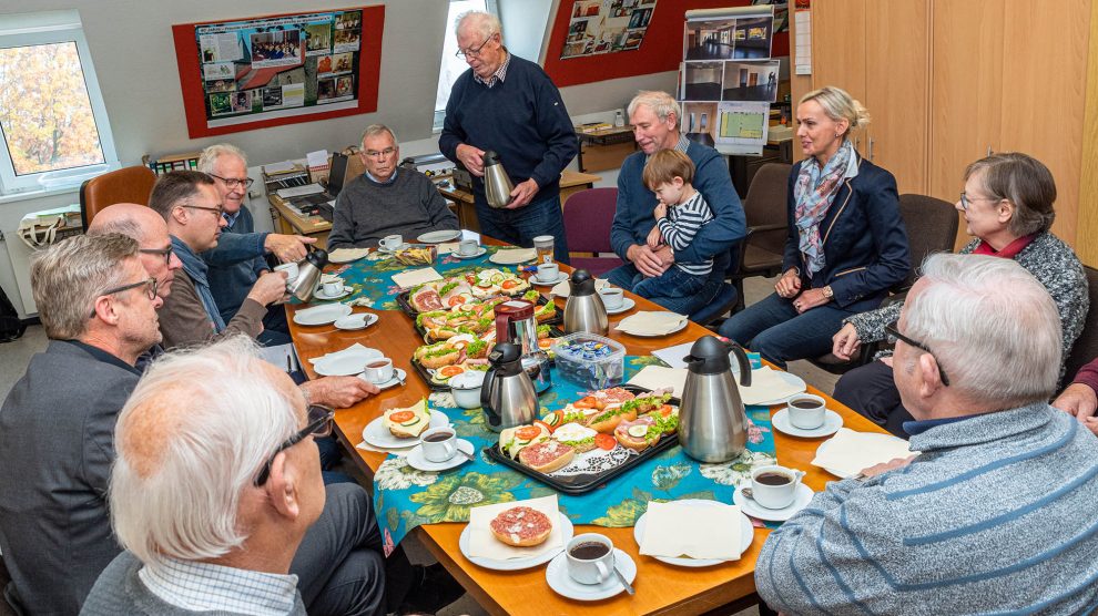 Bürgermeister Otto Steinkamp bedankt sich mit einem gemeinsamen Frühstück bei den ehrenamtlich Aktiven der Archivgruppe. Foto: Gemeinde Wallenhorst / Thomas Remme