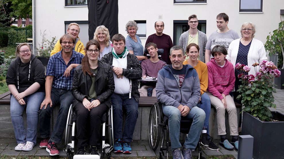 Bewohner des Hauses Wallenhorst, Mitglieder des Forums und Gäste beim Grillfest. Foto: Petra Eckhardt