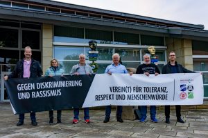 Setzen vereint ein Zeichen für Toleranz, Respekt und Menschenwürde (von links): Jürgen Tiemann und Ulrike Wiemeyer (Sportfreunde Lechtingen), Gerhard Lorenz (TSV Wallenhorst), Gerhard Strößner (Blau-Weiß Hollage), Hans-Hermann Schiebe (TuS Eintracht Rulle) sowie Florian Lüttkemöller. Foto: Andreas Albers