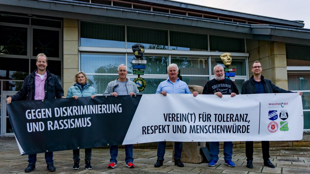 Setzen vereint ein Zeichen für Toleranz, Respekt und Menschenwürde (von links): Jürgen Tiemann und Ulrike Wiemeyer (Sportfreunde Lechtingen), Gerhard Lorenz (TSV Wallenhorst), Gerhard Strößner (Blau-Weiß Hollage), Hans-Hermann Schiebe (TuS Eintracht Rulle) sowie Florian Lüttkemöller. Foto: Andreas Albers