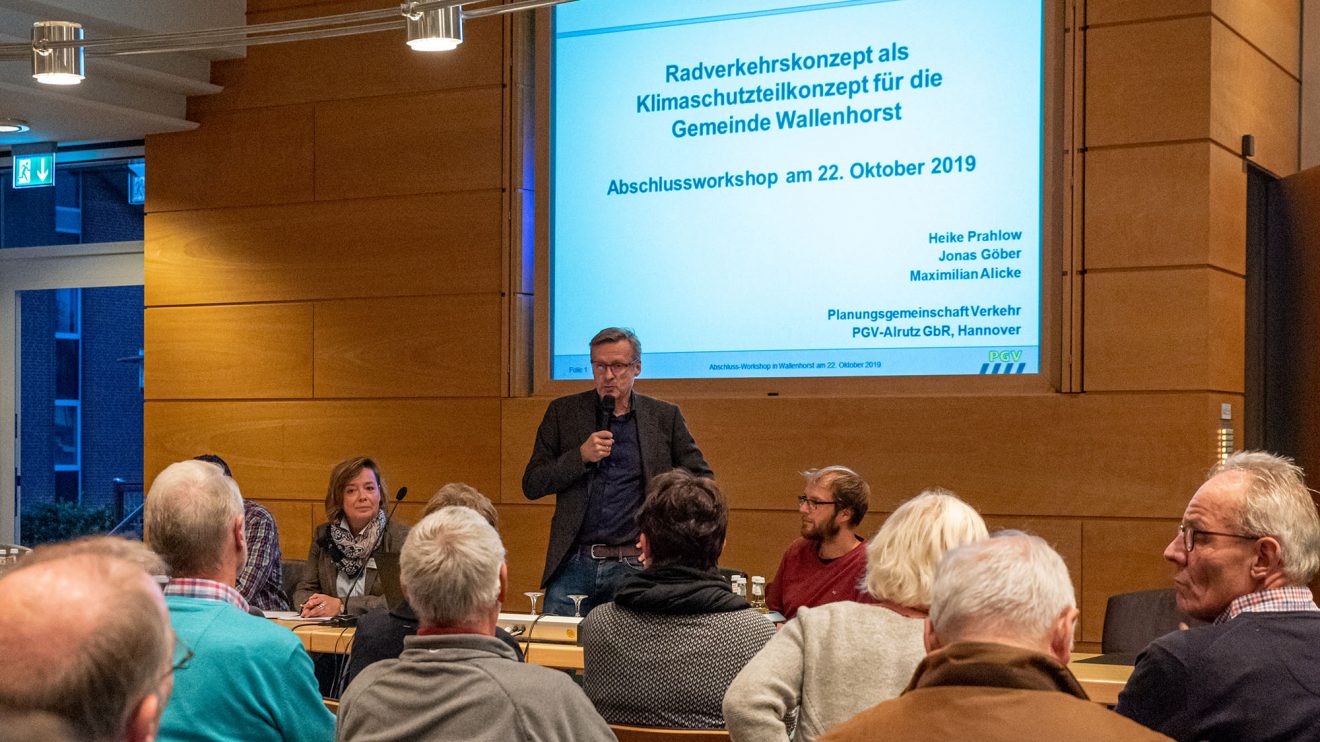 Bürgermeister Steinkamp zeigte sich erfreut über die zahlreiche Teilnahme am Abschlussworkshop zum Radverkehrskonzept. Foto: Gemeinde Wallenhorst / Thomas Remme
