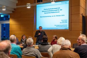 Bürgermeister Steinkamp zeigte sich erfreut über die zahlreiche Teilnahme am Abschlussworkshop zum Radverkehrskonzept. Foto: Gemeinde Wallenhorst / Thomas Remme