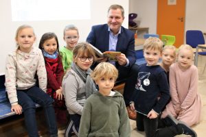 Rund 70 Schülerinnen und Schüler der Erich-Kästner-Schule in Hollage begrüßten den Landtagsabgeordneten Guido Pott mit dem zum Vorlesetag passenden Song „Alle Kinder lernen Lesen“, bevor sie sich anschließend mit ihm auf eine spannende Reise nach Afrika machten. Foto: Büro Guido Pott