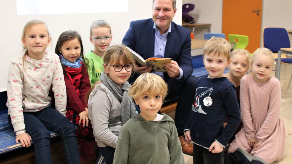 Rund 70 Schülerinnen und Schüler der Erich-Kästner-Schule in Hollage begrüßten den Landtagsabgeordneten Guido Pott mit dem zum Vorlesetag passenden Song „Alle Kinder lernen Lesen“, bevor sie sich anschließend mit ihm auf eine spannende Reise nach Afrika machten. Foto: Büro Guido Pott