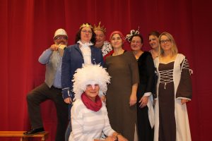 Das Team der Theatergruppe „FANtasieJOs“ spielt in diesem Jahr das Weihnachtsmärchen „Aschenputtel“ in Hollage. Foto: Dominik Lapp