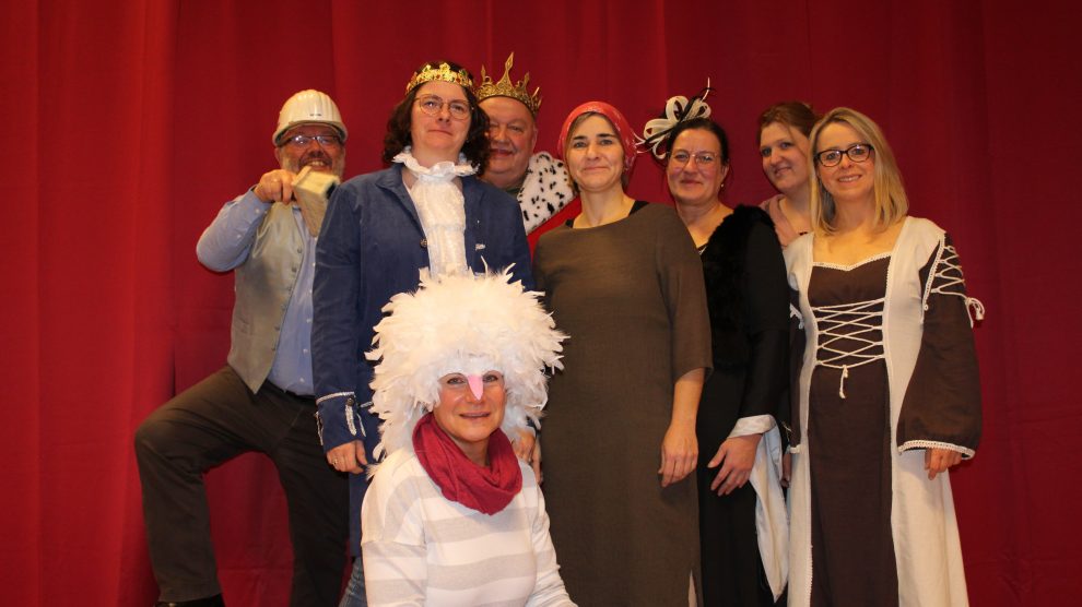 Das Team der Theatergruppe „FANtasieJOs“ spielt in diesem Jahr das Weihnachtsmärchen „Aschenputtel“ in Hollage. Foto: Dominik Lapp