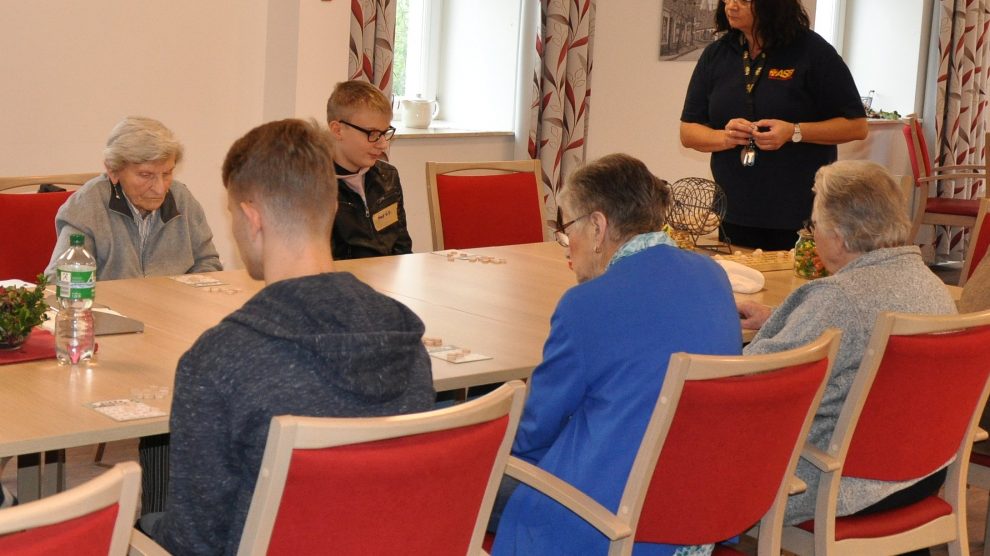 Bingo! Jugendliche des 9. Jahrgangs der Alexanderschule Wallenhorst spielen im Rahmen des BerufeCamps mit den Gäs-ten der ASB-Tages-/Nachtpflege in Bramsche. Foto: MaßArbeit / Kimberly Lübbersmann