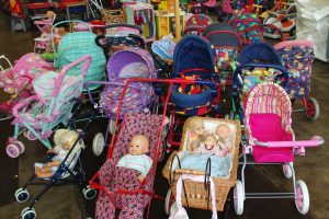 Gut erhaltene Spielgeräte, die auf den AWIGO-Recyclinghöfen abgegeben wurden, stehen für Sozialarbeiter aus der Kinder-, Jugend- oder Familienhilfe in Wallenhorst bereit. Foto: D. Pommer