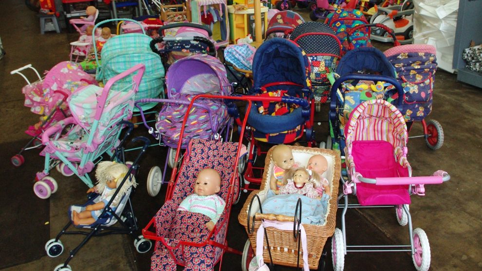 Gut erhaltene Spielgeräte, die auf den AWIGO-Recyclinghöfen abgegeben wurden, stehen für Sozialarbeiter aus der Kinder-, Jugend- oder Familienhilfe in Wallenhorst bereit. Foto: D. Pommer