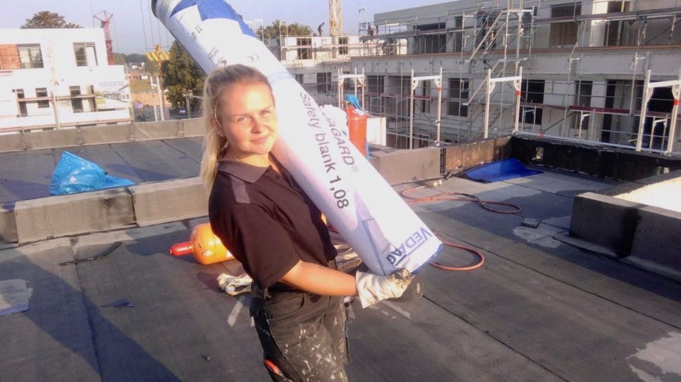 Voller Einsatz: Lisa Kundetov steigt als erste Dachdeckergesellin den Kunden der Hörnschemeyer Dächer GmbH & Co. KG aufs Dach. Foto: konsequent PR