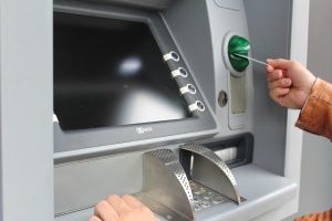 Einen Geldautomaten der OLB Bank soll es auch weiterhin in Wallenhorst geben. Der Standort ist derzeit noch ungewiss. Symbolfoto: Pixabay / Peggy_Marco