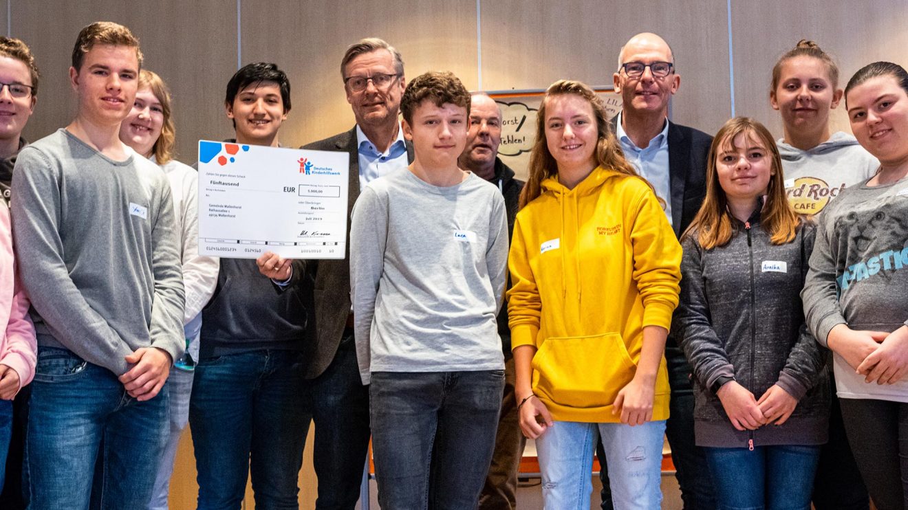 Bürgermeister Otto Steinkamp, Organisatoren und Teilnehmende freuen sich über die Förderung durch das Deutsche Kinderhilfswerk. Foto: Gemeinde Wallenhorst / Ulla Kocks