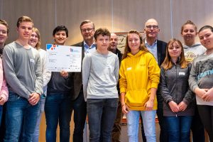 Bürgermeister Otto Steinkamp, Organisatoren und Teilnehmende freuen sich über die Förderung durch das Deutsche Kinderhilfswerk. Foto: Gemeinde Wallenhorst / Ulla Kocks