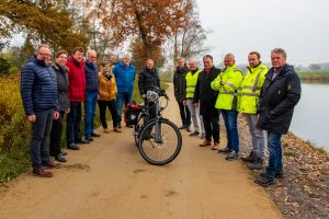 Vertreter von Politik, Gemeindeverwaltung, Wasser- und Schifffahrtsamt, Heimat- und Wanderverein sowie des Bauunternehmens besichtigen die Baustelle am Stichkanal. Foto: Gemeinde Wallenhorst / André Thöle