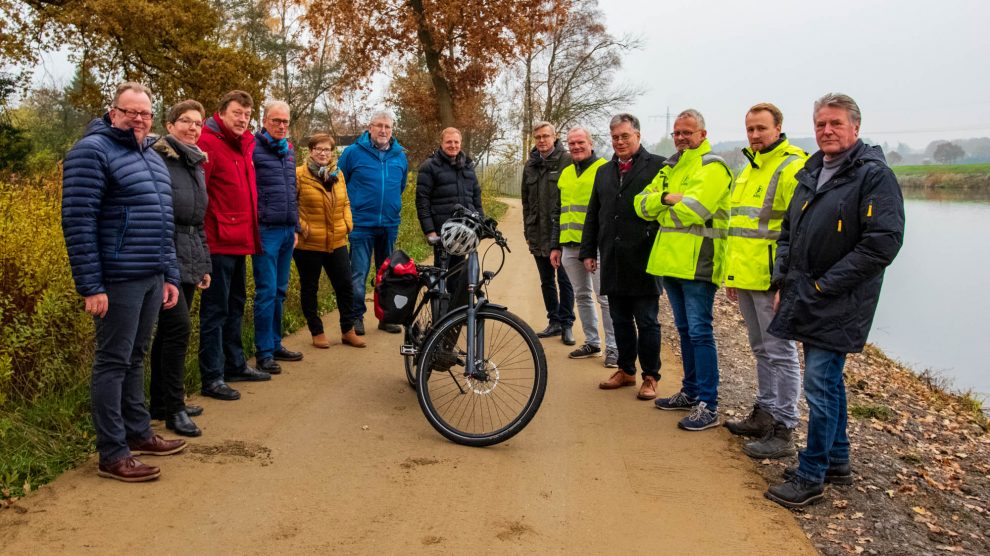 Vertreter von Politik, Gemeindeverwaltung, Wasser- und Schifffahrtsamt, Heimat- und Wanderverein sowie des Bauunternehmens besichtigen die Baustelle am Stichkanal. Foto: Gemeinde Wallenhorst / André Thöle