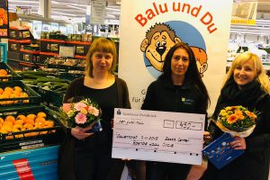 Von links: Frau Niebuhr (Balu und Du), Sandra Völkers (EDEKA) und Ewelina Gocalek (LC Osnabrück) bei der Scheckübergabe. Foto: LC Osnabrück