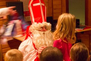 St. Nikolaus besucht die Kinder der Kolpingsfamilie Hollage. Foto: André Thöle